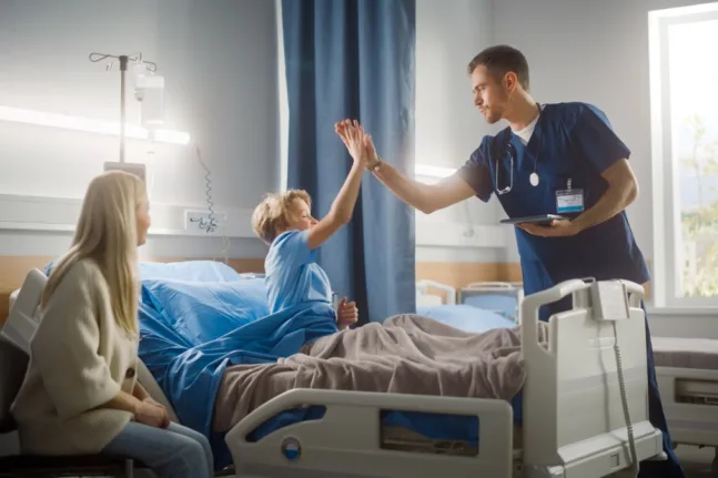 Βρετανία: Το πρώτο παιδί που έκανε επέμβαση επιμήκυνσης ποδιών, κέρδισε περίπου 3 εκατοστά