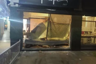 «Γκρέμισαν» κοσμηματοπωλείο με αγροτικό στο Αίγιο: Πάνω από 30.000 ευρώ η λεία των 5 δραστών