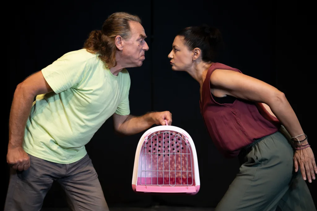 Γιώργος Τσαπόγας για τη «Σκυλίσια Ζωή»: Το γέλιο, οι φόβοι και τα δύσκολα ερωτήματα της ζωής