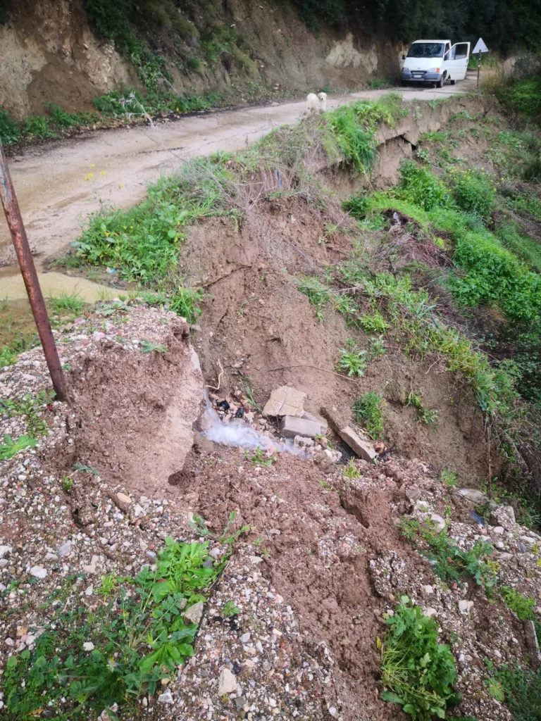 Πάτρα - Καλλιθέα: Κλειστοί δρόμοι και σοβαρές φθορές στο οδικό δίκτυο λόγω κακοκαιρίας ΦΩΤΟ Πάτρα - Καλλιθέα: Κλειστοί δρόμοι και σοβαρές φθορές στο οδικό δίκτυο λόγω κακοκαιρίας ΦΩΤΟ