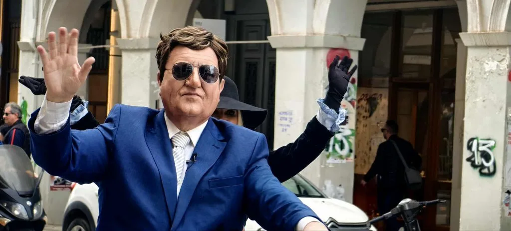 Πατρινό Καρναβάλι 2026: Σοκολατοπόλεμος, «Στρατηγοί» και χιλιάδες κόσμου έδωσαν τον τόνο του Σαββάτου ΦΩΤΟ