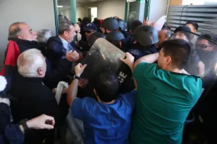 «Έξω οι δυνάμεις καταστολής απ’ τα νοσοκομεία»! Η ανακοίνωση της Ένωσης Ιατρών Νοσοκομείων Αχαΐας