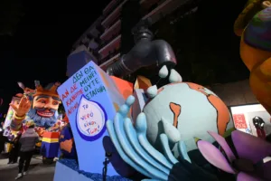 Πατρινό Καρναβάλι 2026: Το τριήμερο της μεγάλης γιορτής άνοιξε με την παρέλαση αρμάτων και... ΟΠΕΚΕΜΠΕΕΕ ΦΩΤΟ