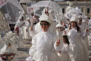 Πατρινό Καρναβάλι 2026: Χιλιάδες καρναβαλιστές και εντυπωσιακά άρματα στους δρόμους ΦΩΤΟ