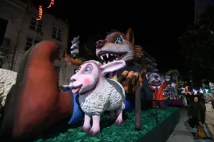 Πατρινό Καρναβάλι 2026: Το τριήμερο της μεγάλης γιορτής άνοιξε με την παρέλαση αρμάτων και... ΟΠΕΚΕΜΠΕΕΕ ΦΩΤΟ