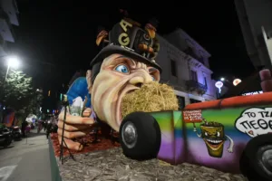 Πατρινό Καρναβάλι 2026: Το τριήμερο της μεγάλης γιορτής άνοιξε με την παρέλαση αρμάτων και... ΟΠΕΚΕΜΠΕΕΕ ΦΩΤΟ