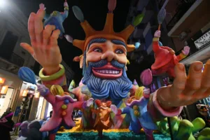 Πατρινό Καρναβάλι 2026: Το τριήμερο της μεγάλης γιορτής άνοιξε με την παρέλαση αρμάτων και... ΟΠΕΚΕΜΠΕΕΕ ΦΩΤΟ