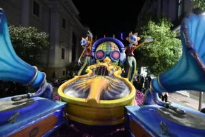 Πατρινό Καρναβάλι 2026: Το τριήμερο της μεγάλης γιορτής άνοιξε με την παρέλαση αρμάτων και... ΟΠΕΚΕΜΠΕΕΕ ΦΩΤΟ