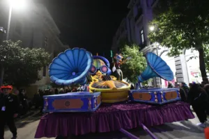 Πατρινό Καρναβάλι 2026: Το τριήμερο της μεγάλης γιορτής άνοιξε με την παρέλαση αρμάτων και... ΟΠΕΚΕΜΠΕΕΕ ΦΩΤΟ