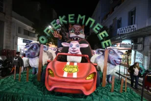 Πατρινό Καρναβάλι 2026: Το τριήμερο της μεγάλης γιορτής άνοιξε με την παρέλαση αρμάτων και… ΟΠΕΚΕΜΠΕΕΕ ΦΩΤΟ