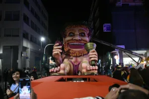 Πατρινό Καρναβάλι 2026: Το τριήμερο της μεγάλης γιορτής άνοιξε με την παρέλαση αρμάτων και... ΟΠΕΚΕΜΠΕΕΕ ΦΩΤΟ