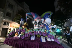 Πατρινό Καρναβάλι 2026: Το τριήμερο της μεγάλης γιορτής άνοιξε με την παρέλαση αρμάτων και... ΟΠΕΚΕΜΠΕΕΕ ΦΩΤΟ