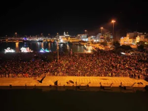 Πατρινό Καρναβάλι 2026: Στην πυρά ο Βασιλιάς Καρνάβαλος, ξέφρενο πάρτι στην Αγίου Νικολάου ΦΩΤΟ