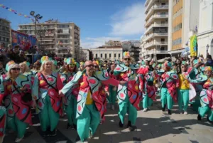 Πατρινό Καρναβάλι 2026: Χιλιάδες καρναβαλιστές και εντυπωσιακά άρματα στους δρόμους ΦΩΤΟ