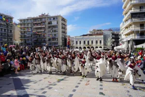 Πατρινό Καρναβάλι 2026: Χιλιάδες καρναβαλιστές και εντυπωσιακά άρματα στους δρόμους ΦΩΤΟ