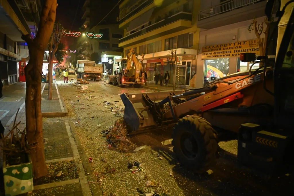 Πάτρα: Επιχείρηση καθαρισμού της πόλης μετά τη Μεγάλη Παρέλαση ΦΩΤΟ