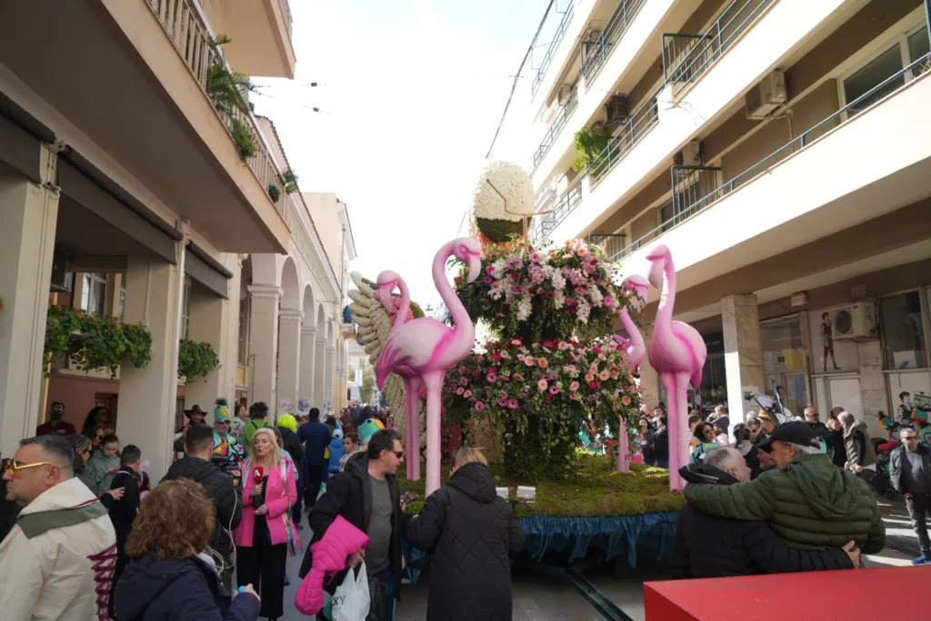 Πάτρα: Ξεκίνησε η μεγάλη παρέλαση, 50.000 καρναβαλιστές σκορπίζουν χαρά και κέφι ΦΩΤΟ Δείτε LIVE