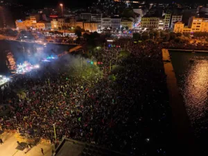 Πατρινό Καρναβάλι 2026: Στην πυρά ο Βασιλιάς Καρνάβαλος, ξέφρενο πάρτι στην Αγίου Νικολάου ΦΩΤΟ