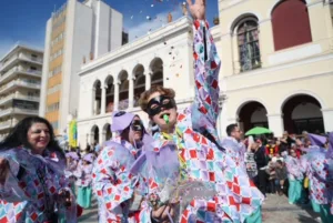 Πατρινό Καρναβάλι 2026: Χιλιάδες καρναβαλιστές και εντυπωσιακά άρματα στους δρόμους ΦΩΤΟ