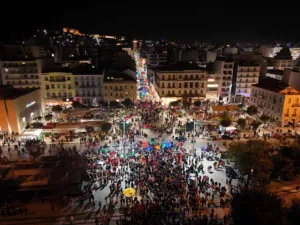 Πατρινό Καρναβάλι 2026: Στην πυρά ο Βασιλιάς Καρνάβαλος, ξέφρενο πάρτι στην Αγίου Νικολάου ΦΩΤΟ