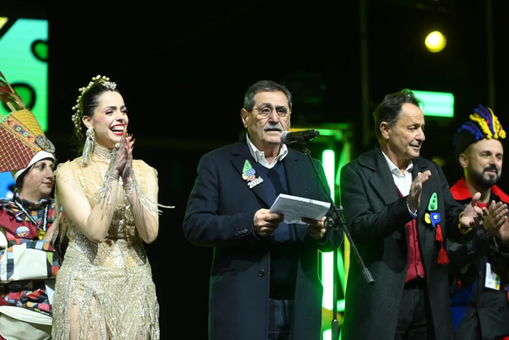 Πατρινό Καρναβάλι 2026: Στην πυρά ο Βασιλιάς Καρνάβαλος, ξέφρενο πάρτι στην Αγίου Νικολάου ΦΩΤΟ