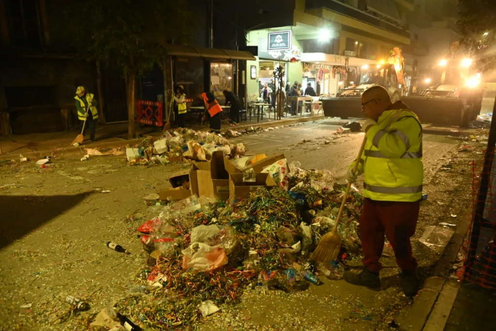 Πάτρα: Επιχείρηση καθαρισμού της πόλης μετά τη Μεγάλη Παρέλαση ΦΩΤΟ