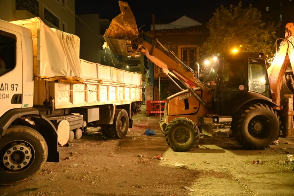 Πάτρα: Επιχείρηση καθαρισμού της πόλης μετά τη Μεγάλη Παρέλαση ΦΩΤΟ