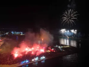 Πατρινό Καρναβάλι 2026: Στην πυρά ο Βασιλιάς Καρνάβαλος, ξέφρενο πάρτι στην Αγίου Νικολάου ΦΩΤΟ