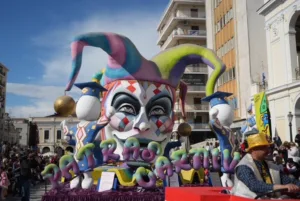 Πατρινό Καρναβάλι 2026: Χιλιάδες καρναβαλιστές και εντυπωσιακά άρματα στους δρόμους ΦΩΤΟ