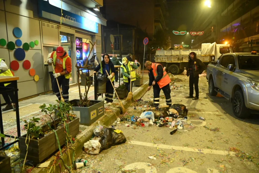 Πάτρα: Επιχείρηση καθαρισμού της πόλης μετά τη Μεγάλη Παρέλαση ΦΩΤΟ