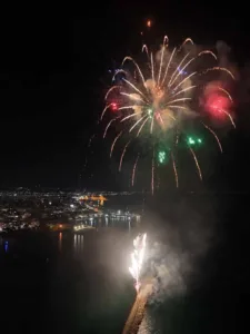 Πατρινό Καρναβάλι 2026: Στην πυρά ο Βασιλιάς Καρνάβαλος, ξέφρενο πάρτι στην Αγίου Νικολάου ΦΩΤΟ