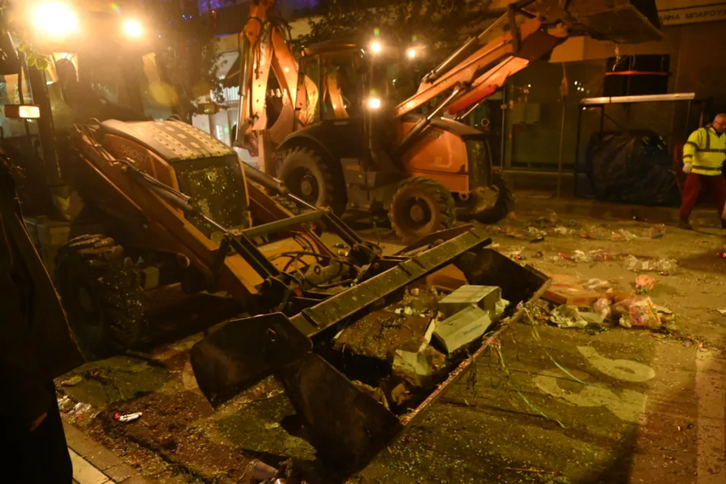 Πάτρα: Επιχείρηση καθαρισμού της πόλης μετά τη Μεγάλη Παρέλαση ΦΩΤΟ