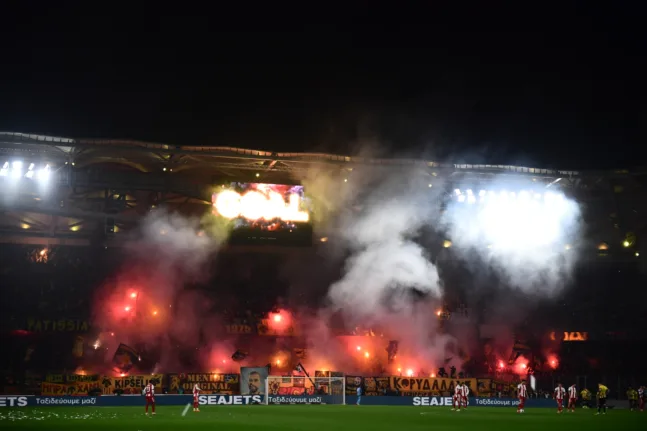 Ταυτοποιήθηκαν από τη ΔΕΑΒ οι φίλαθλοι της ΑΕΚ που πέταξαν την ομπρέλα στο ντέρμπι