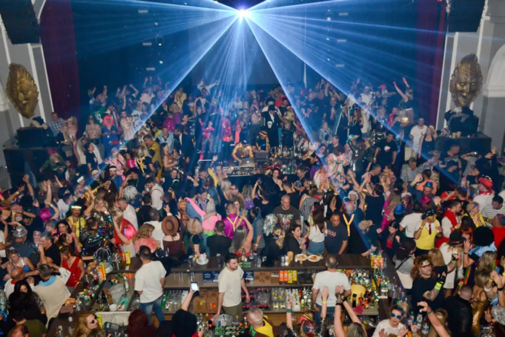 Το απόλυτο Party Guide του Πατρινού Καρναβαλιού 2026: Dress code και glam σε αποκριάτικους ρυθμούς