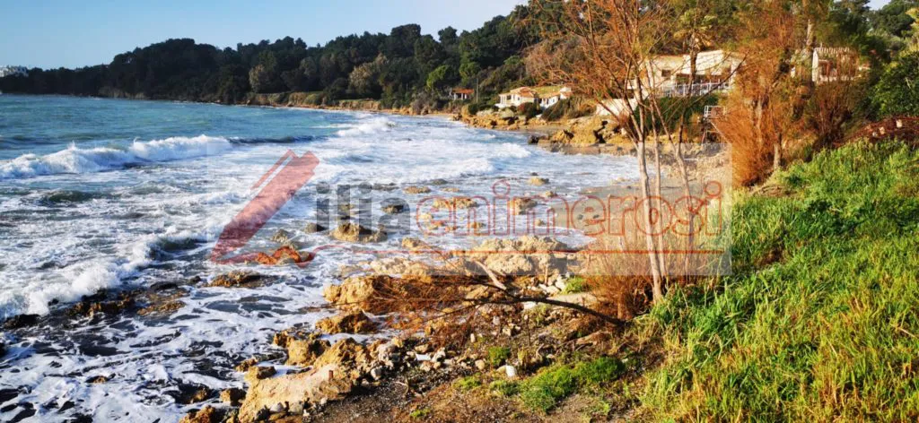 Κατάκολο: Η θάλασσα «κατάπιε» την παραλία - Νερά έφτασαν μέχρι τα σπίτια, ανησυχία στους κατοίκους ΦΩΤΟ-ΒΙΝΤΕΟ