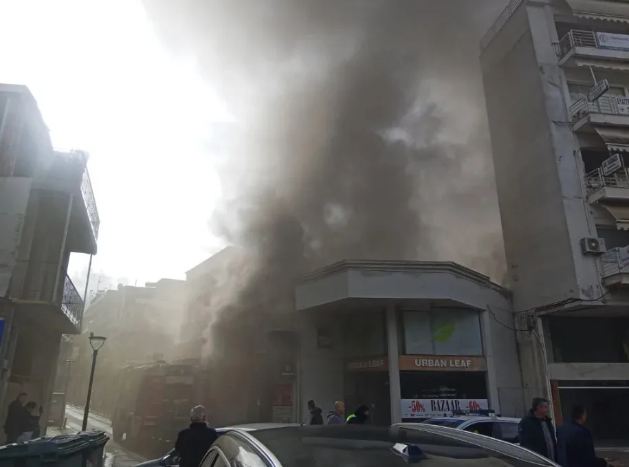 Αγρίνιο: Μεγάλη φωτιά στο κέντρο της πόλης στη Στοά Παπαγιάννη