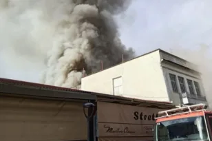 Αγρίνιο: Μεγάλη φωτιά στο κέντρο της πόλης στη Στοά Παπαγιάννη