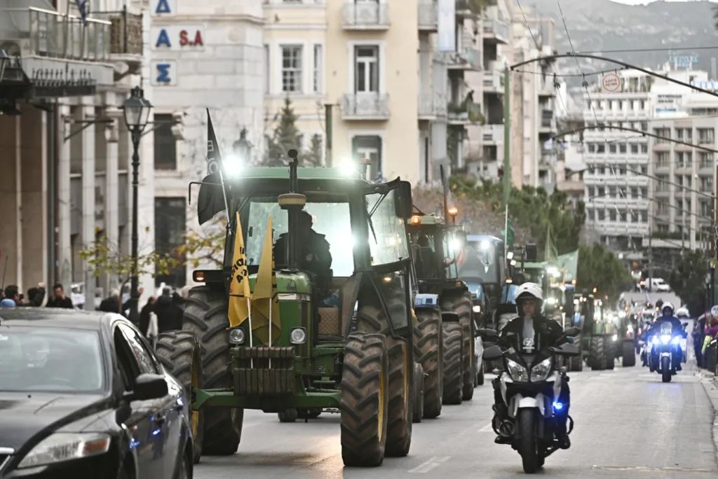 Έφτασαν τα τρακτέρ στο Σύνταγμα – Σε εξέλιξη το αγροτικό συλλαλητήριο Έφτασαν τα τρακτέρ στο Σύνταγμα – Σε εξέλιξη το αγροτικό συλλαλητήριο