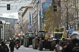 Έφτασαν τα τρακτέρ στο Σύνταγμα – Σε εξέλιξη το αγροτικό συλλαλητήριο