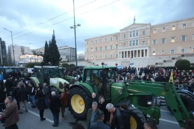 Αγρότες: Αποχωρούν από το Σύνταγμα αλλά προαναγγέλλουν νέα κινητοποιήσεις