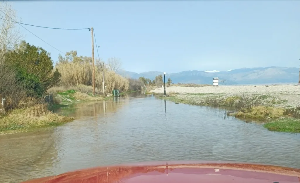Αιγιάλεια: Η θάλασσα φούσκωσε και βγήκε στη στεριά - Σε διαρκή επιφυλακή η Πολιτική Προστασία του Δήμου