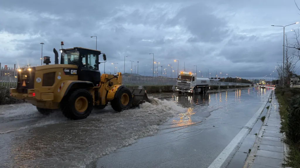 Πάτρα: Λίμνη η Ακτή Δυμαίων - Έκτακτη σύσκεψη στον ΟΛΠΑ για την αντιμετώπιση της πλημμύρας