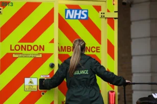 Μάντσεστερ: Συνετρίβη μικρό αεροπλάνο – Πήδηξε με αλεξίπτωτο ένας από τους επιβάτες του