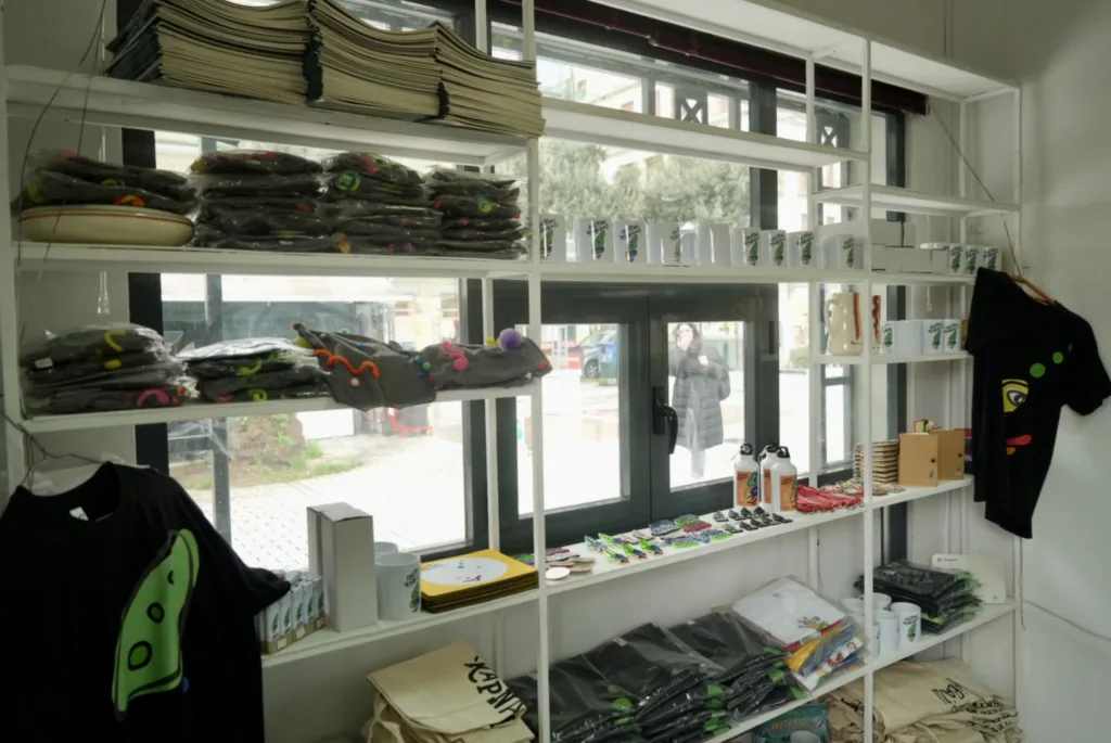 Πάτρα: Αναμνηστικά προϊόντα στο καρναβαλικό περίπτερο ΦΩΤΟ