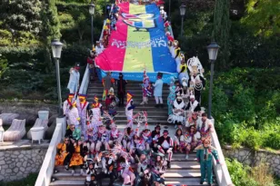 Καρναβαλική Ακαδημία Πατρών – Άνω-Κάτω πόλη: Η επετειακή φωτογραφία των πληρωμάτων της παρέλασης!