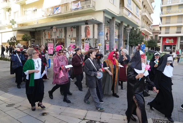 Πάτρα: Παραδοσιακά δρώμενα και καρναβαλικός παλμός στο κέντρο - Ξεχωριστές εικόνες από τη μεγάλη αποκριάτικη γιορτή ΦΩΤΟ