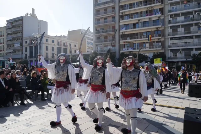 Πάτρα: Παραδοσιακά δρώμενα και καρναβαλικός παλμός στο κέντρο - Ξεχωριστές εικόνες από τη μεγάλη αποκριάτικη γιορτή ΦΩΤΟ