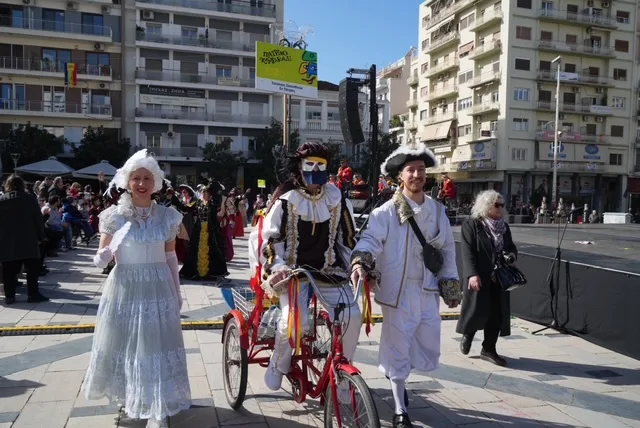 Πάτρα: Παραδοσιακά δρώμενα και καρναβαλικός παλμός στο κέντρο - Ξεχωριστές εικόνες από τη μεγάλη αποκριάτικη γιορτή ΦΩΤΟ