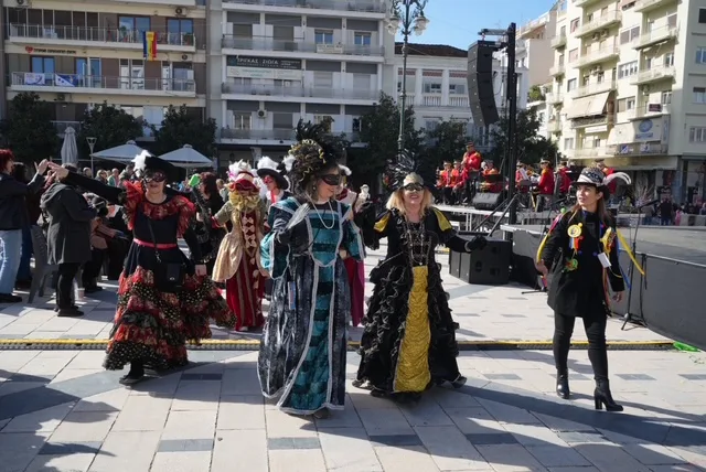 Πάτρα: Παραδοσιακά δρώμενα και καρναβαλικός παλμός στο κέντρο - Ξεχωριστές εικόνες από τη μεγάλη αποκριάτικη γιορτή ΦΩΤΟ