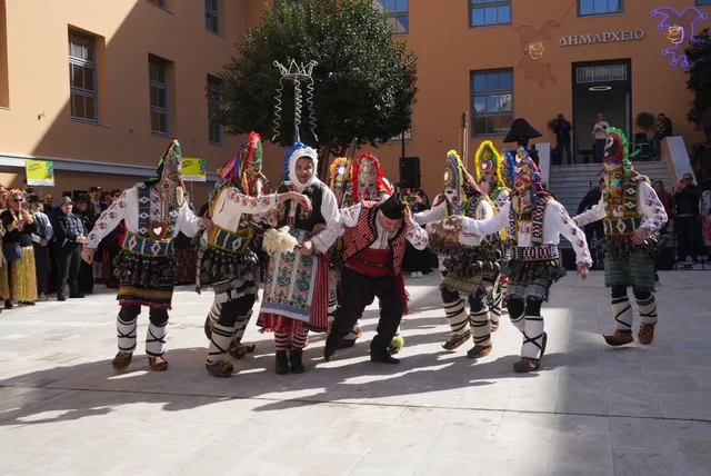 Πάτρα: Παραδοσιακά δρώμενα και καρναβαλικός παλμός στο κέντρο - Ξεχωριστές εικόνες από τη μεγάλη αποκριάτικη γιορτή ΦΩΤΟ